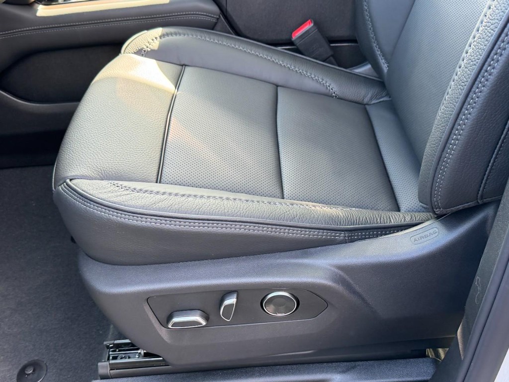 GMC Yukon Vehicle Image 15