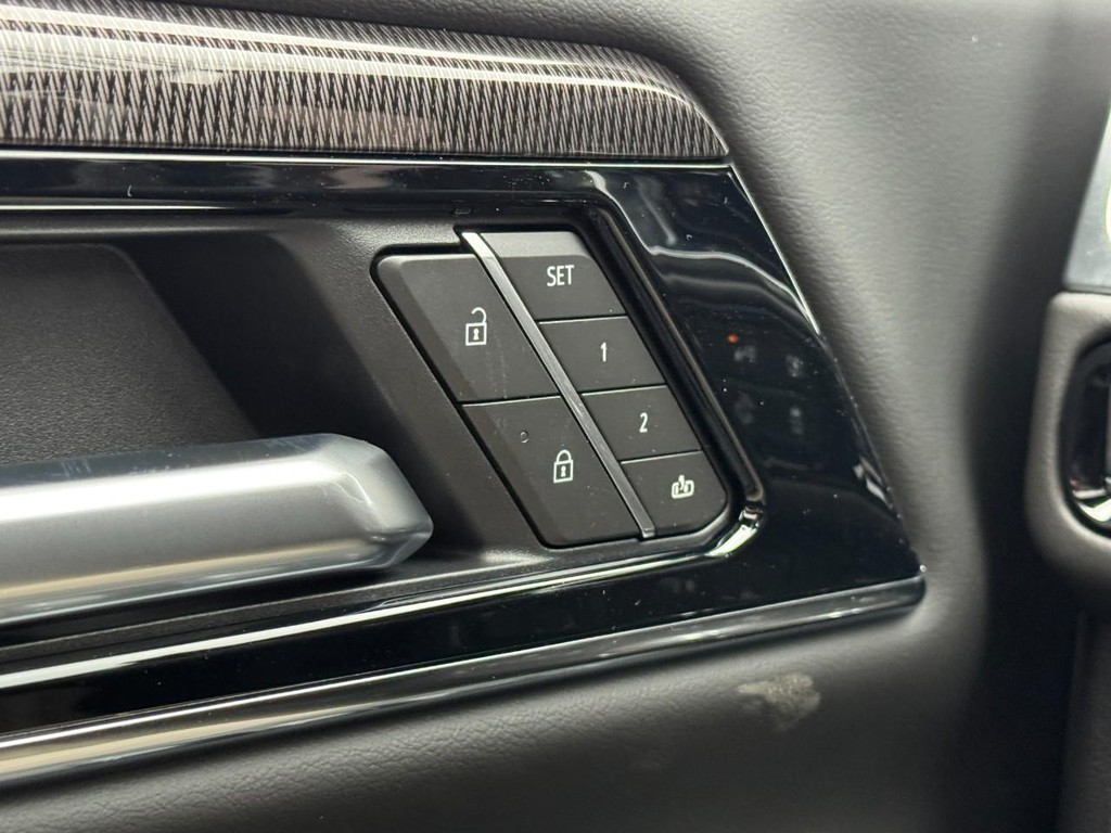 GMC Yukon XL Vehicle Image 11