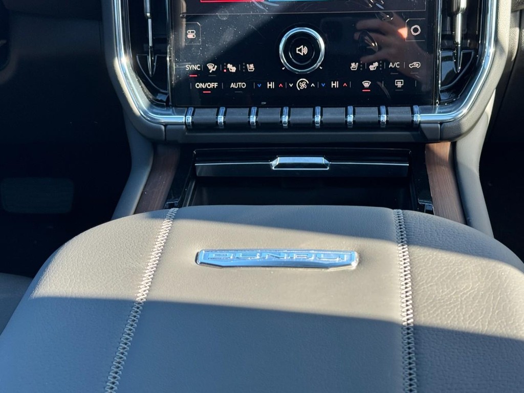 GMC Yukon XL Vehicle Image 11