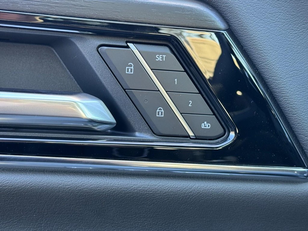 GMC Yukon XL Vehicle Image 12