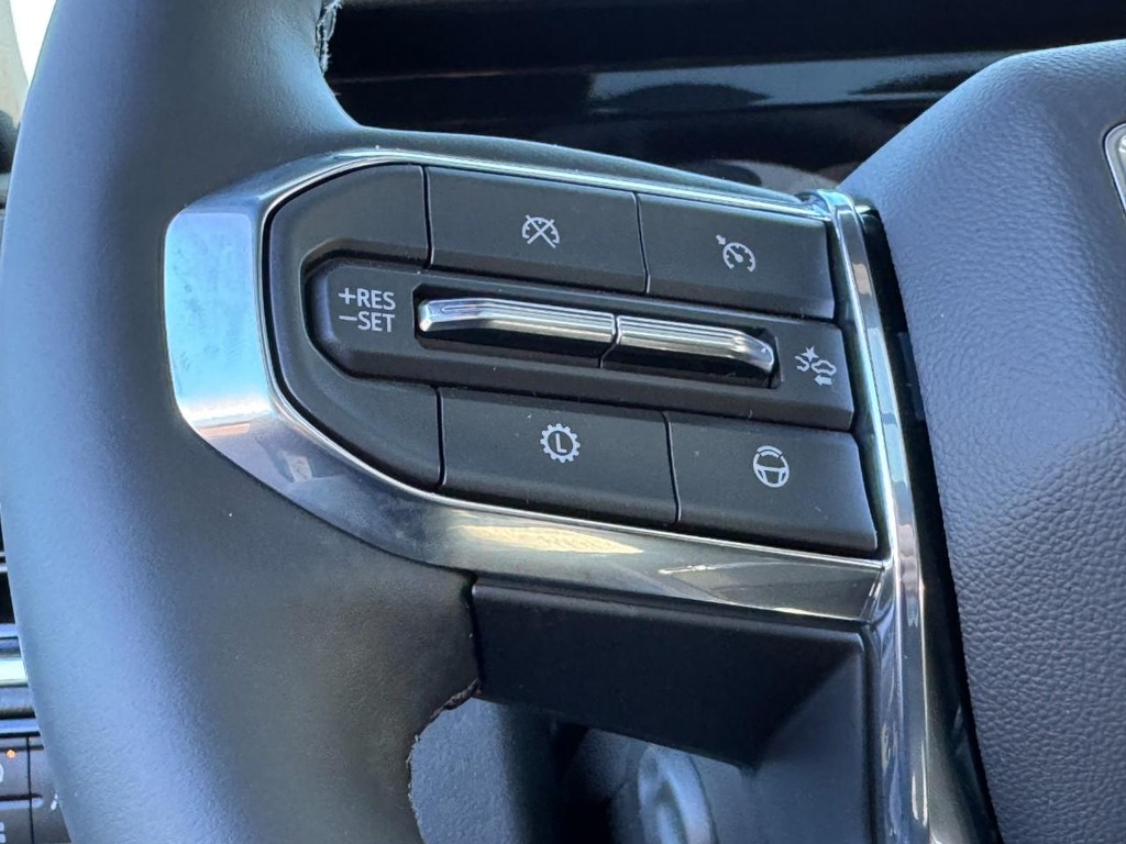 GMC Yukon XL Vehicle Image 13