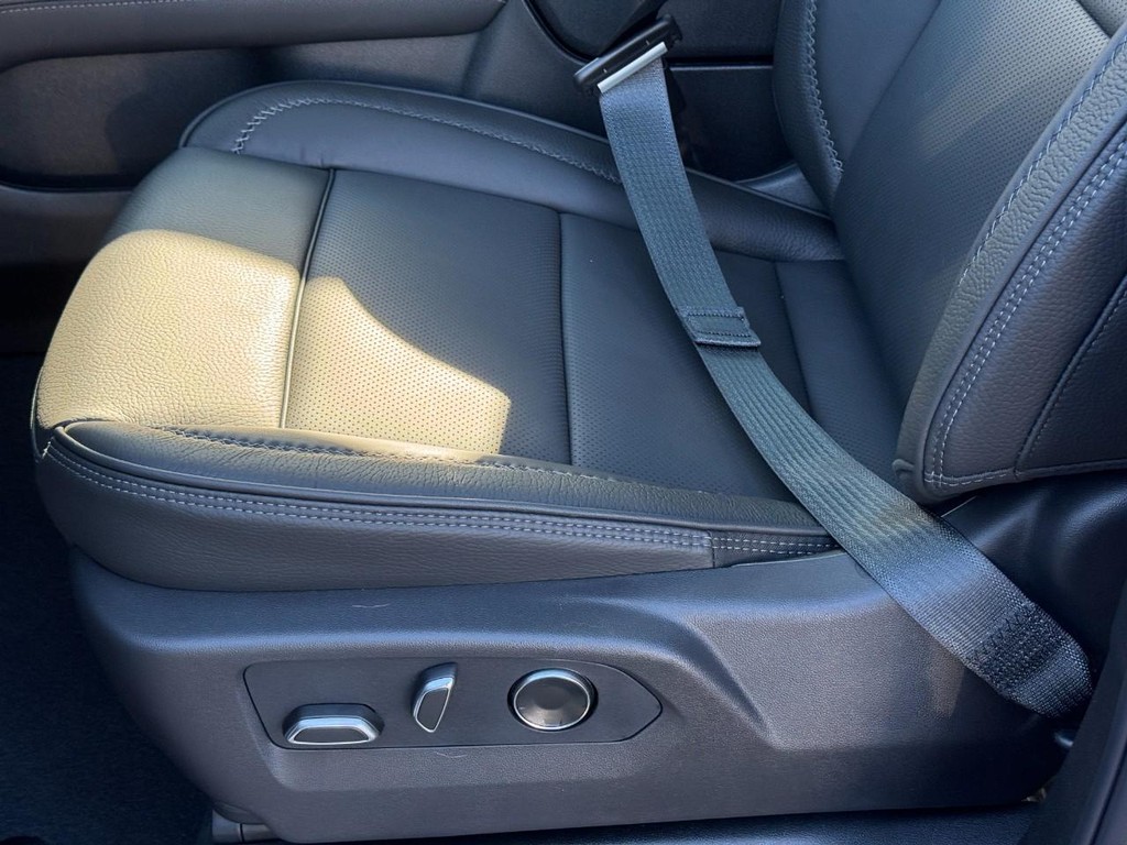 GMC Yukon XL Vehicle Image 17