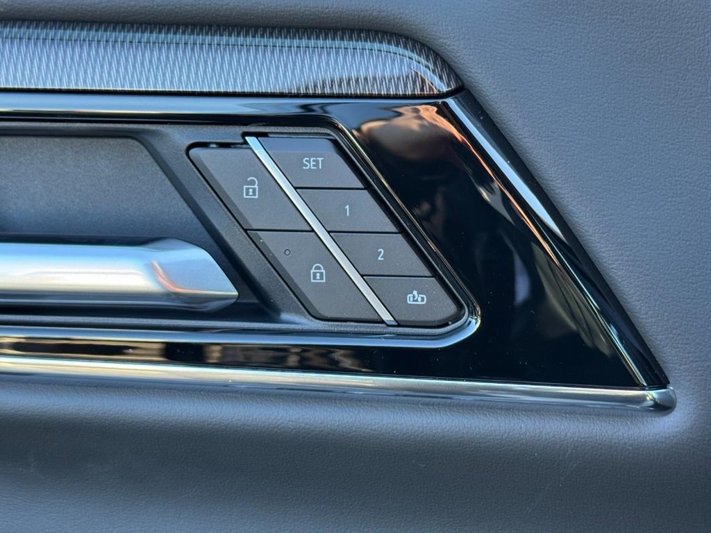 GMC Yukon Vehicle Image 11