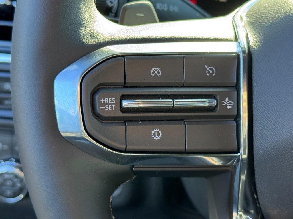 GMC Yukon Vehicle Image 12