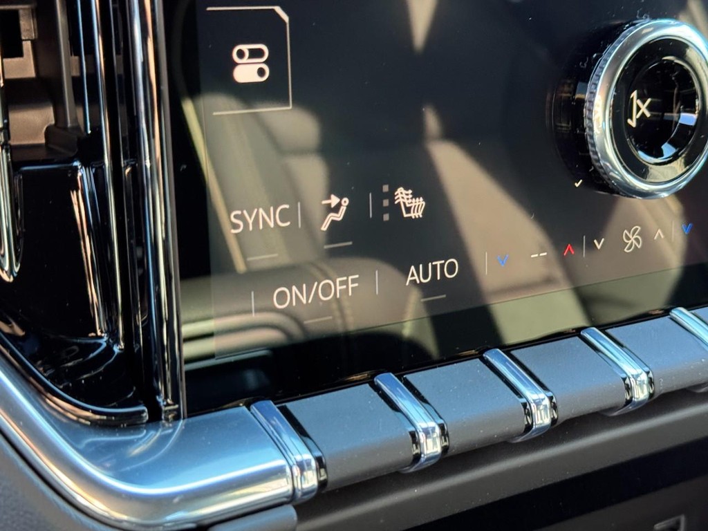 GMC Yukon Vehicle Image 14