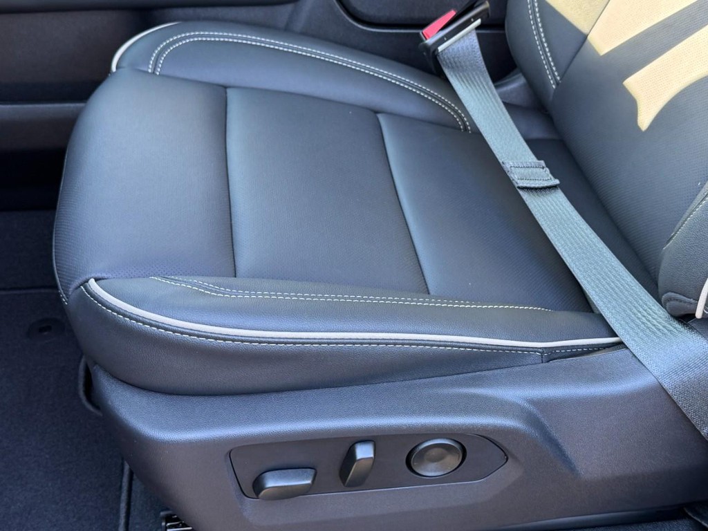 GMC Yukon Vehicle Image 16