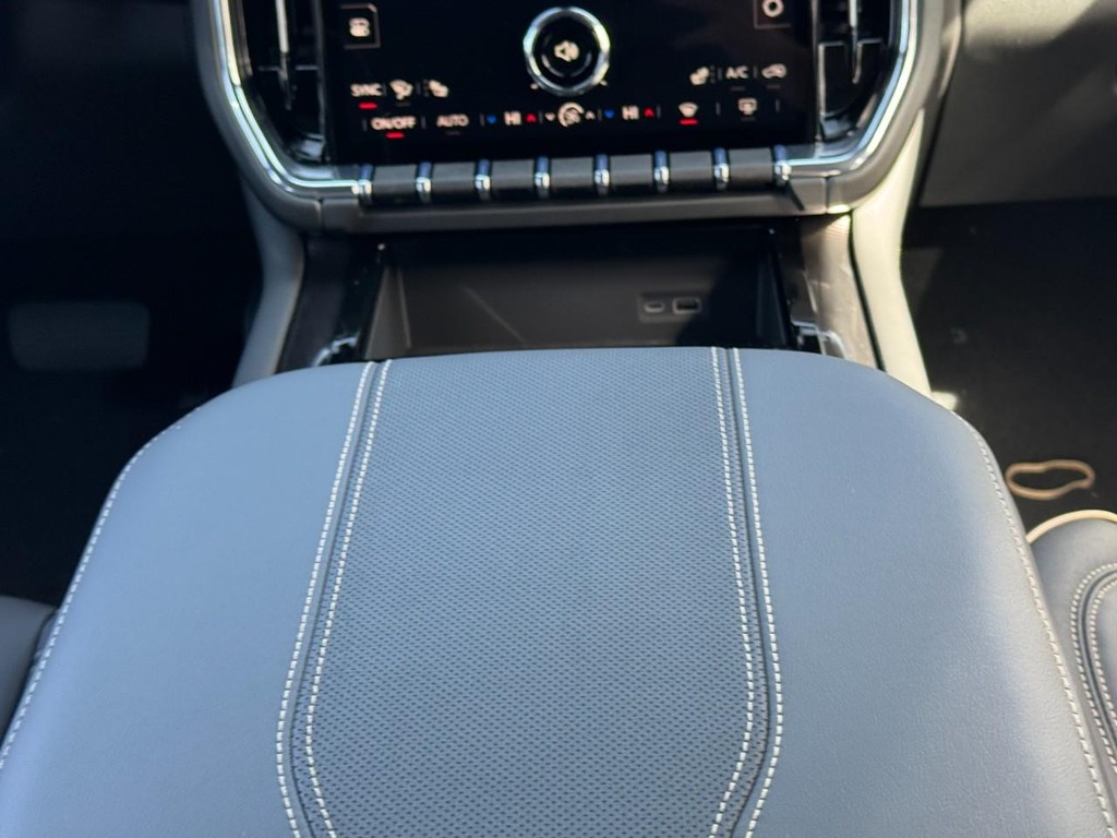 GMC Yukon Vehicle Image 09