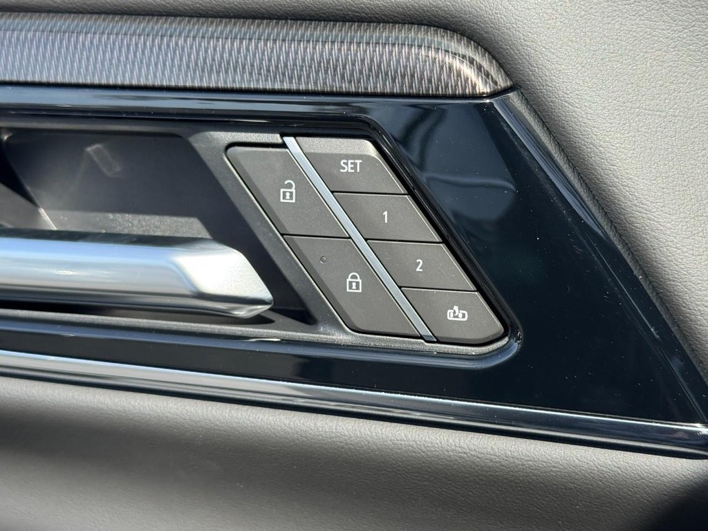 GMC Yukon Vehicle Image 10