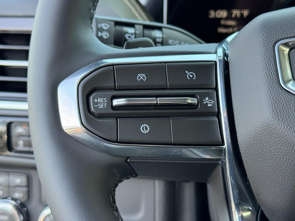 GMC Yukon Vehicle Image 11