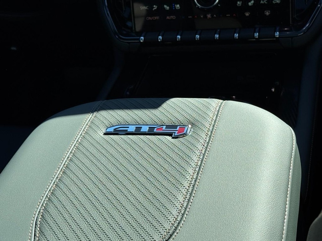 GMC Yukon Vehicle Image 10