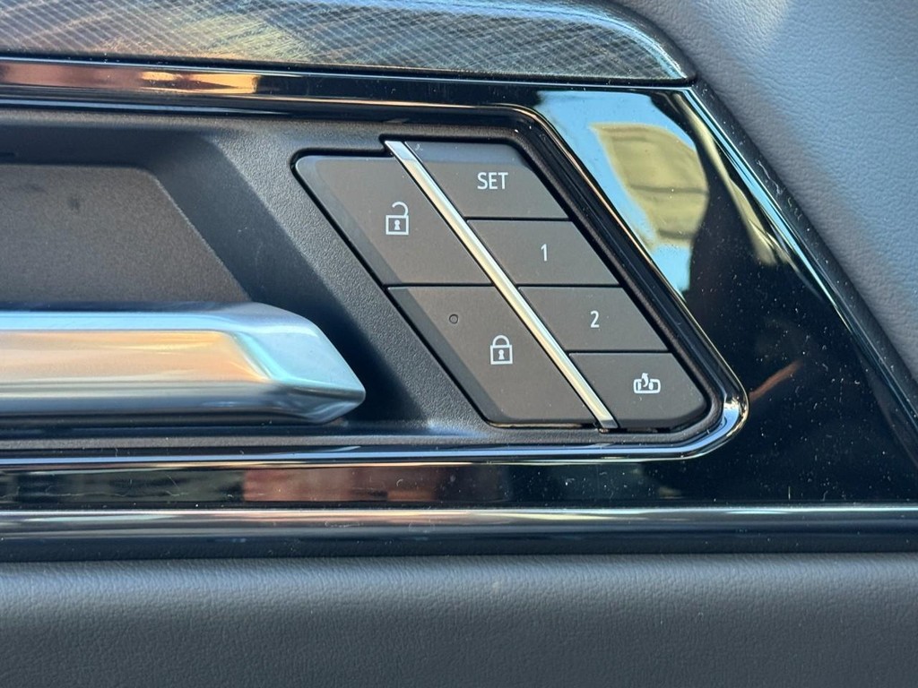 GMC Yukon Vehicle Image 11