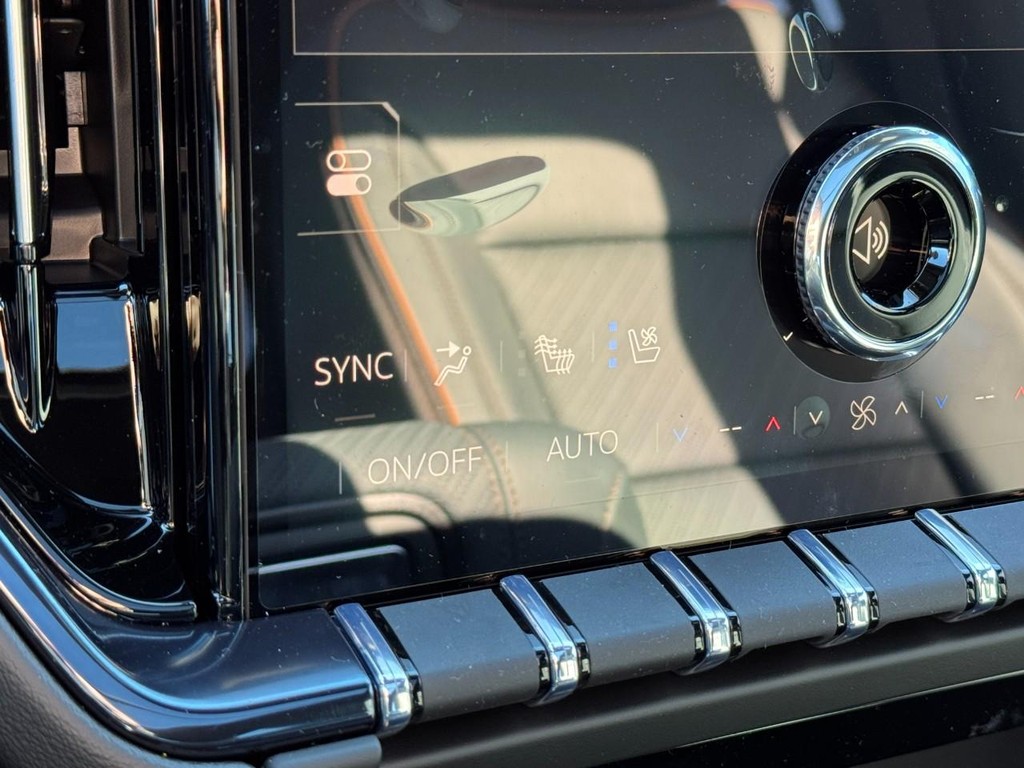 GMC Yukon Vehicle Image 14