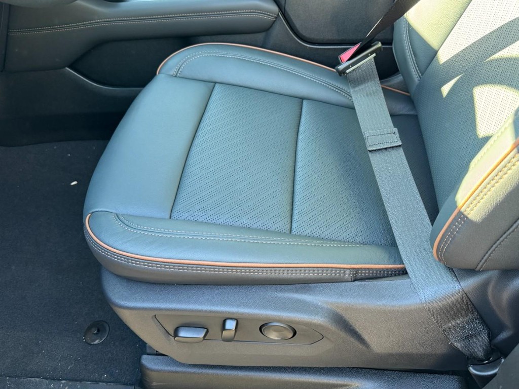 GMC Yukon Vehicle Image 16