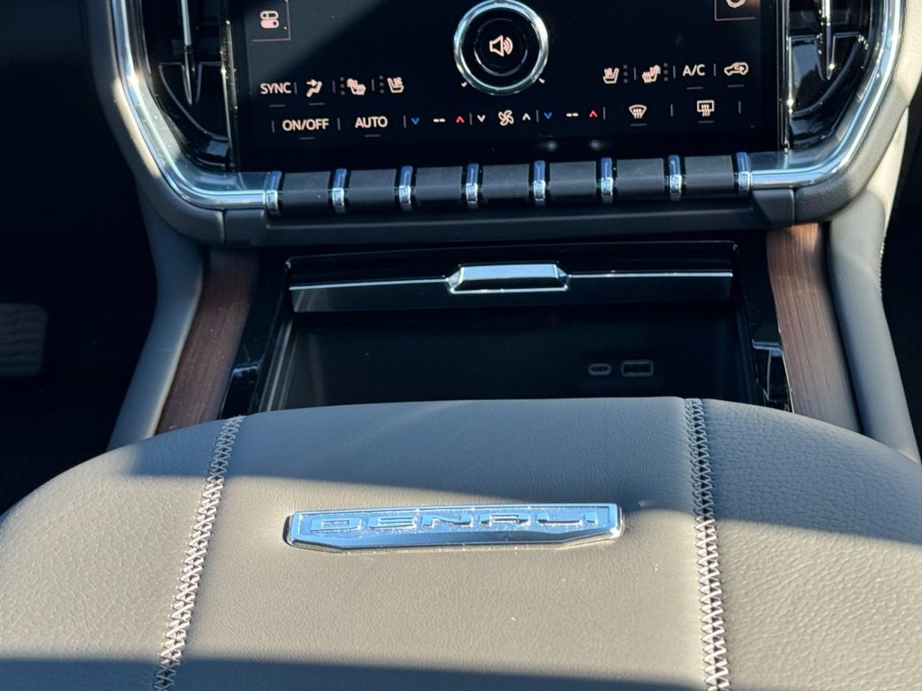 GMC Yukon XL Vehicle Image 11