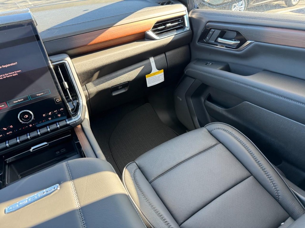 GMC Yukon XL Vehicle Image 12