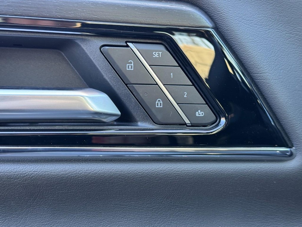 GMC Yukon XL Vehicle Image 13