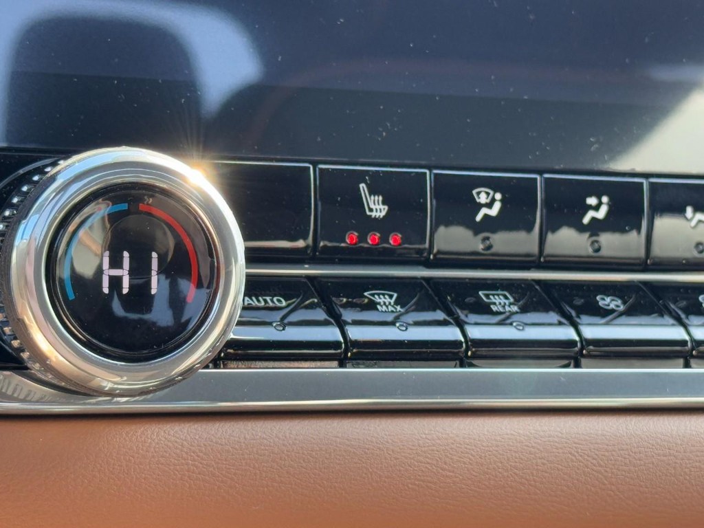 GMC Canyon Vehicle Image 12