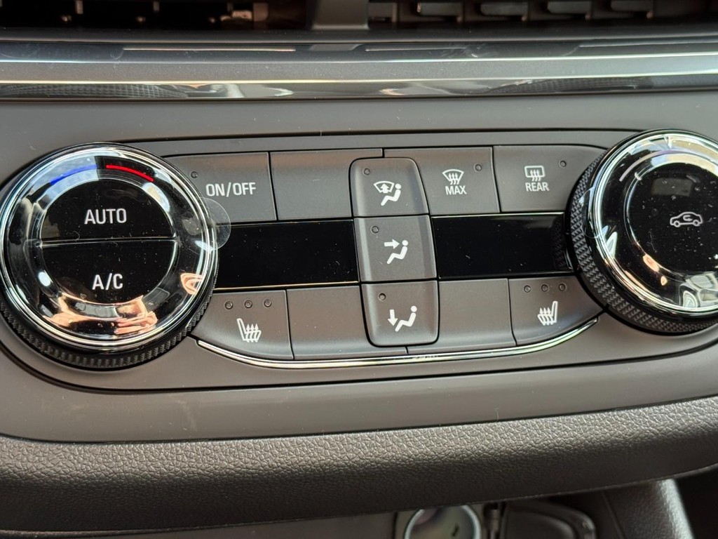 Buick Envista Vehicle Image 12