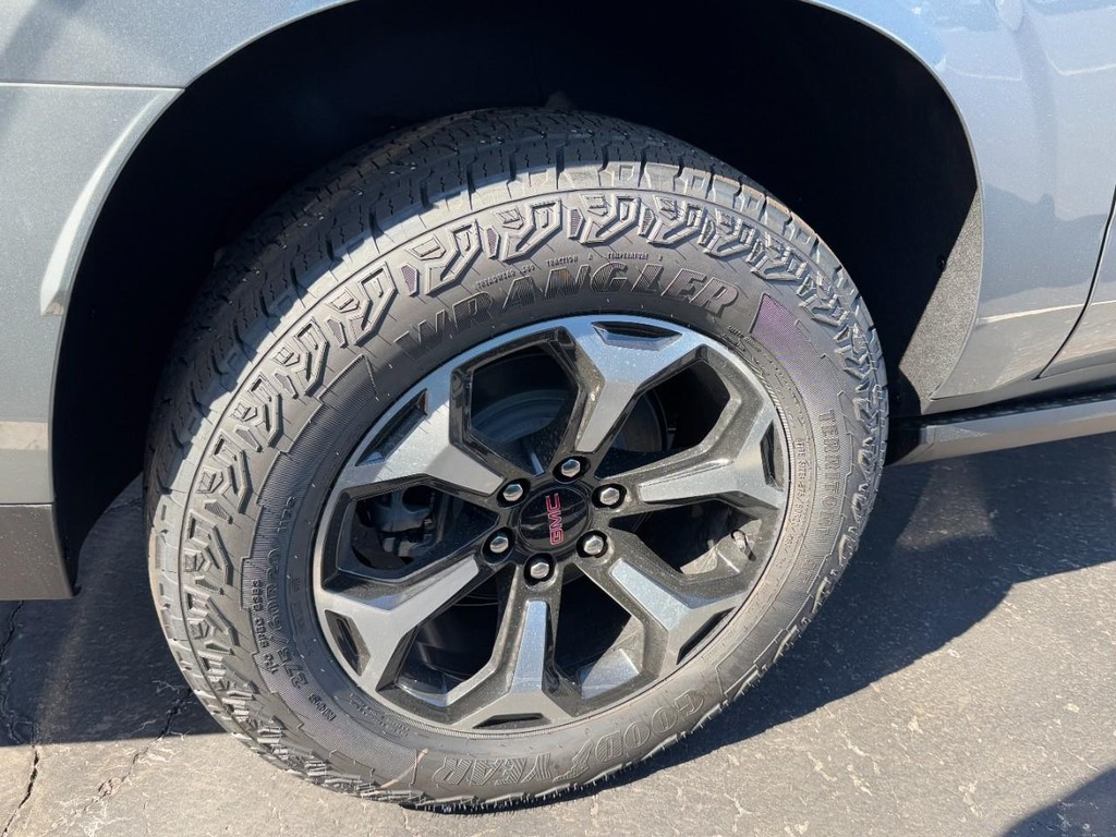 GMC Yukon XL Vehicle Image 04