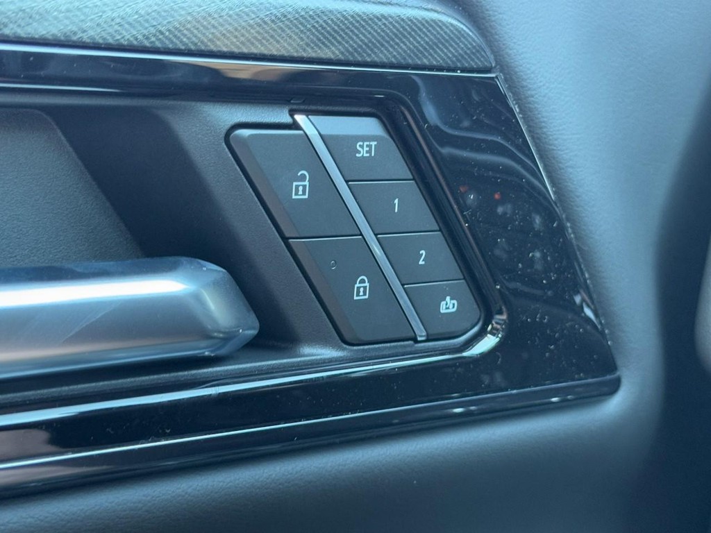 GMC Yukon XL Vehicle Image 11