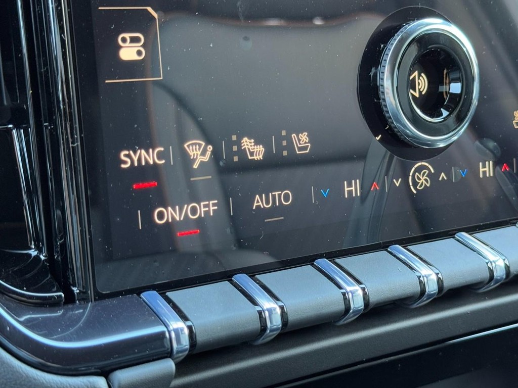 GMC Yukon XL Vehicle Image 14