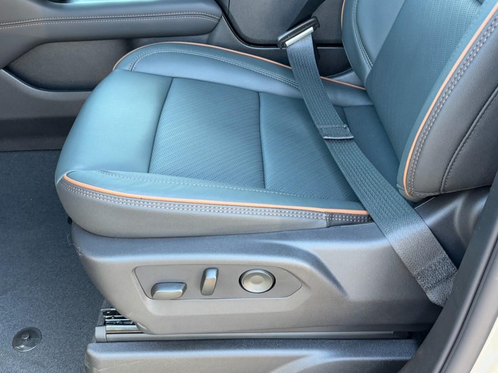 GMC Yukon XL Vehicle Image 16