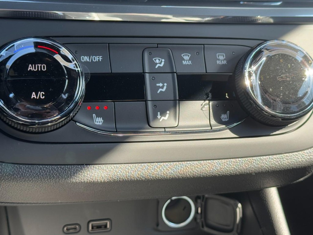 Buick Envista Vehicle Image 12