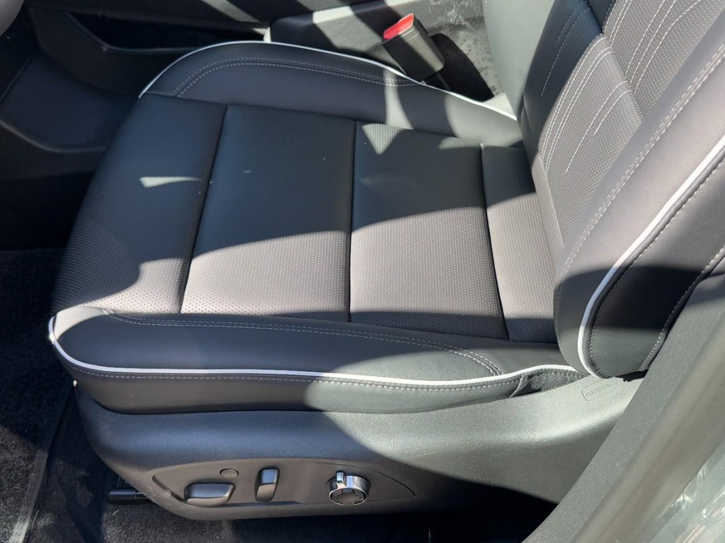 Buick Enclave Vehicle Image 16