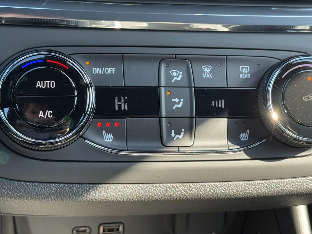 Buick Envista Vehicle Image 12