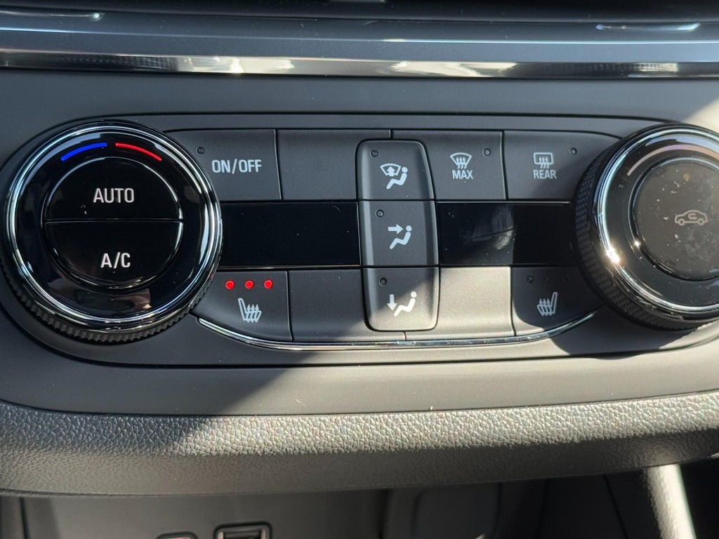 Buick Envista Vehicle Image 12