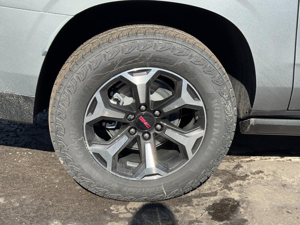 GMC Yukon XL Vehicle Image 04