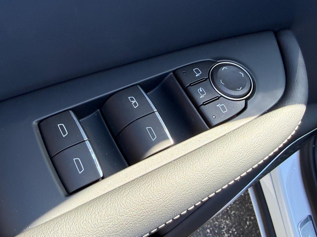 Buick Enclave Vehicle Image 11