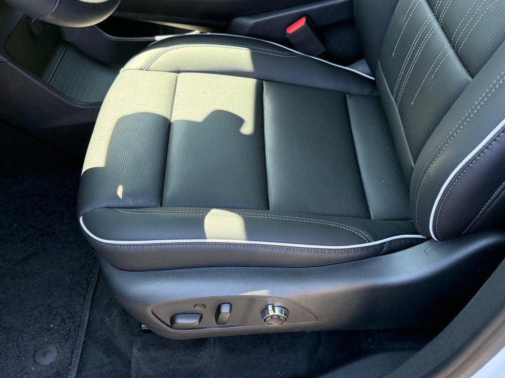 Buick Enclave Vehicle Image 13