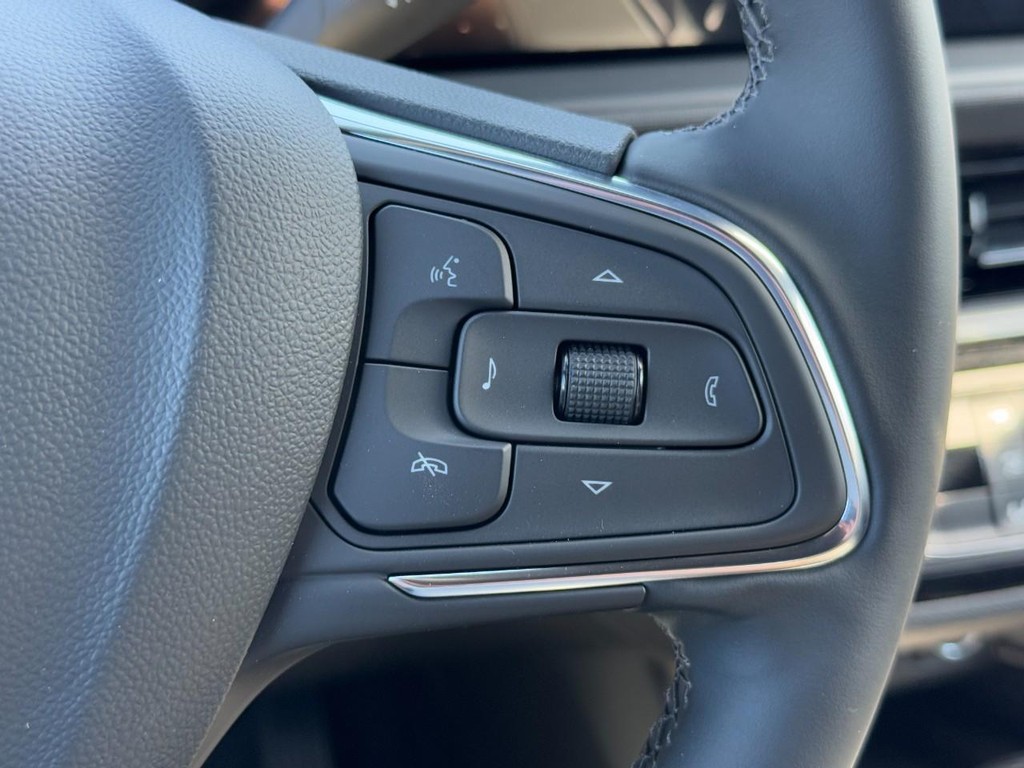 Buick Envista Vehicle Image 11