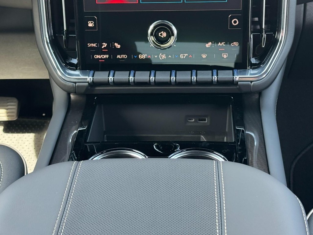 GMC Yukon Vehicle Image 09