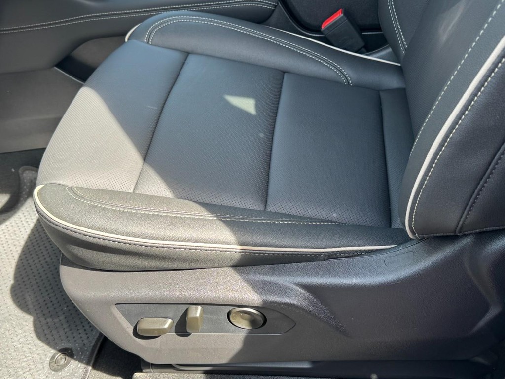 GMC Yukon Vehicle Image 15