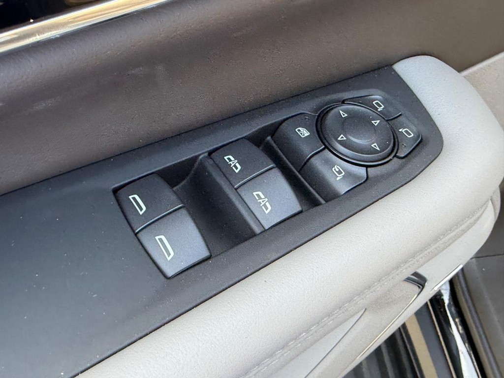 GMC Yukon Vehicle Image 11