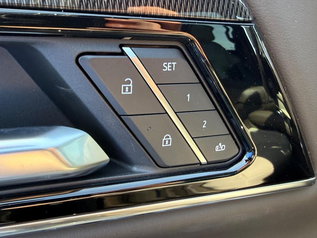 GMC Yukon Vehicle Image 12