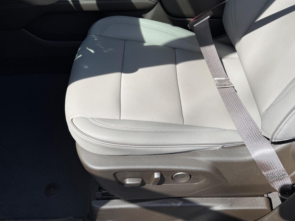 GMC Yukon Vehicle Image 13