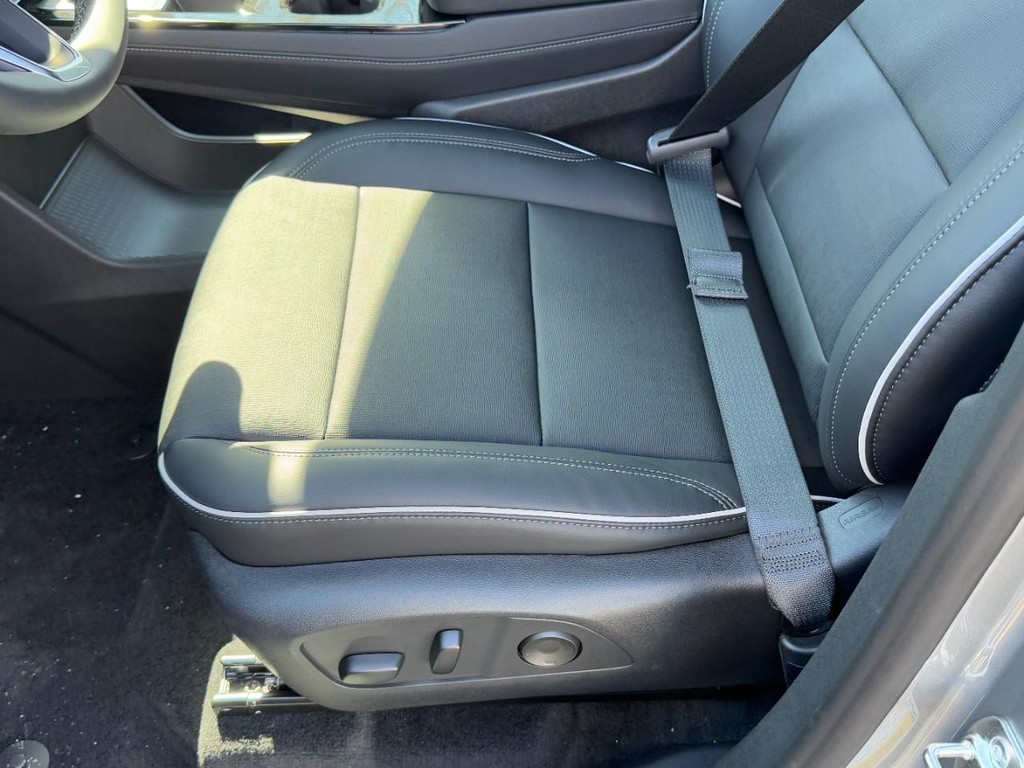 Buick Enclave Vehicle Image 14