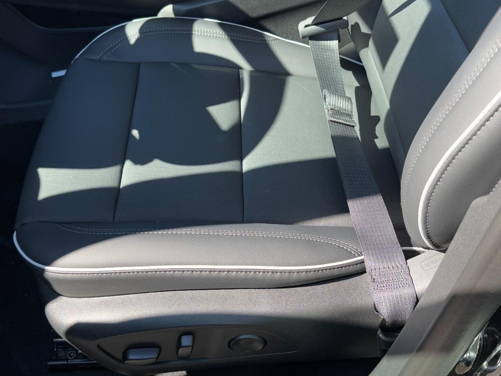 Buick Enclave Vehicle Image 13