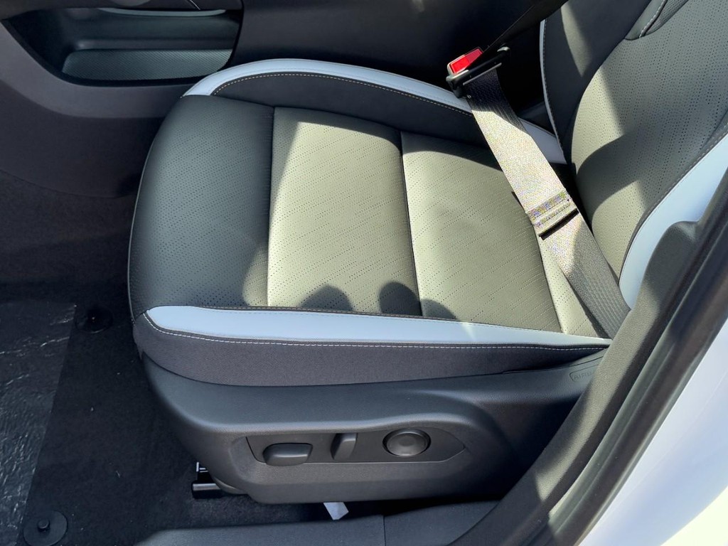 Buick Envision Vehicle Image 16