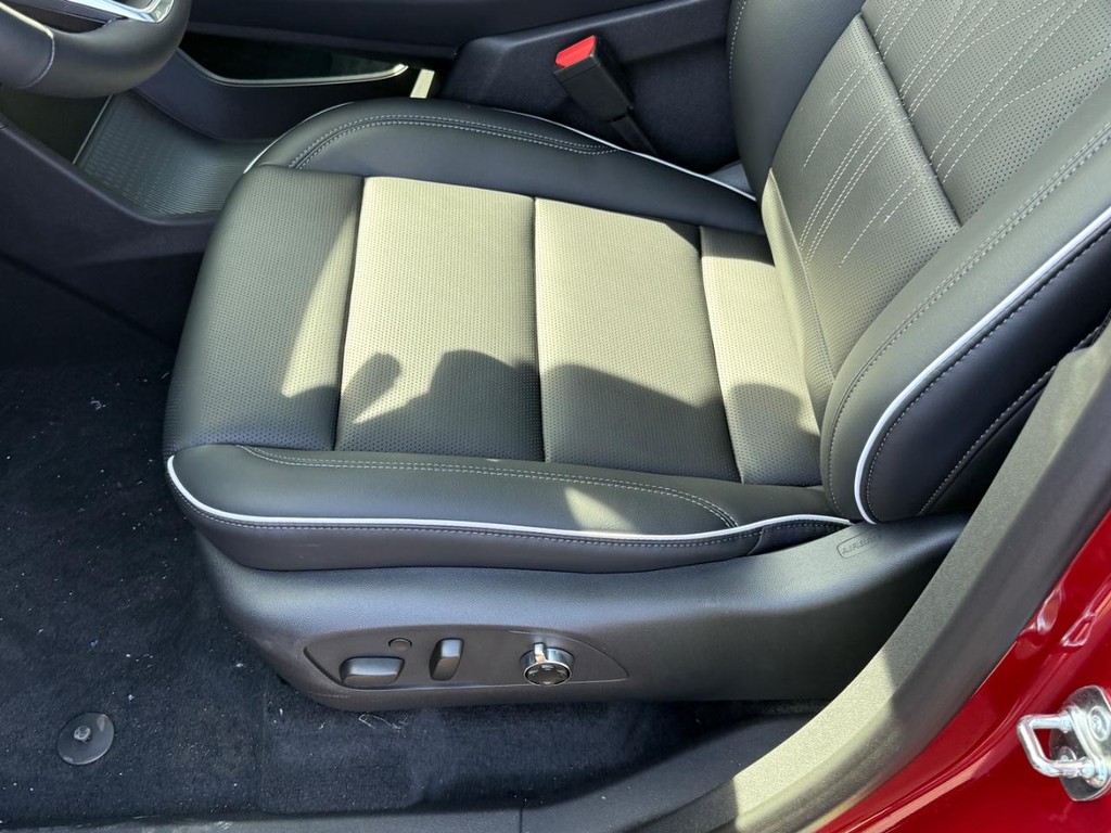 Buick Enclave Vehicle Image 12