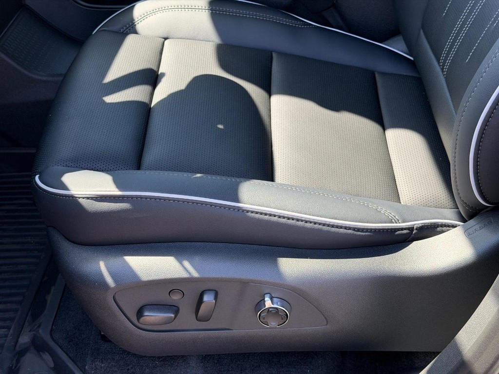 Buick Enclave Vehicle Image 19