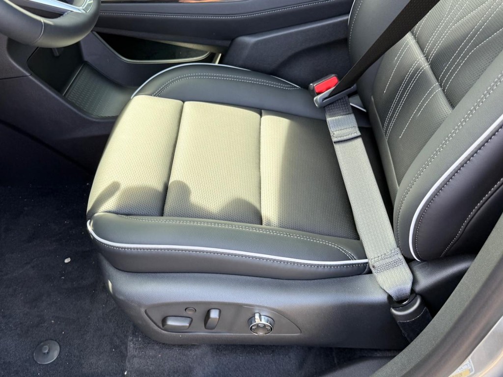 Buick Enclave Vehicle Image 11