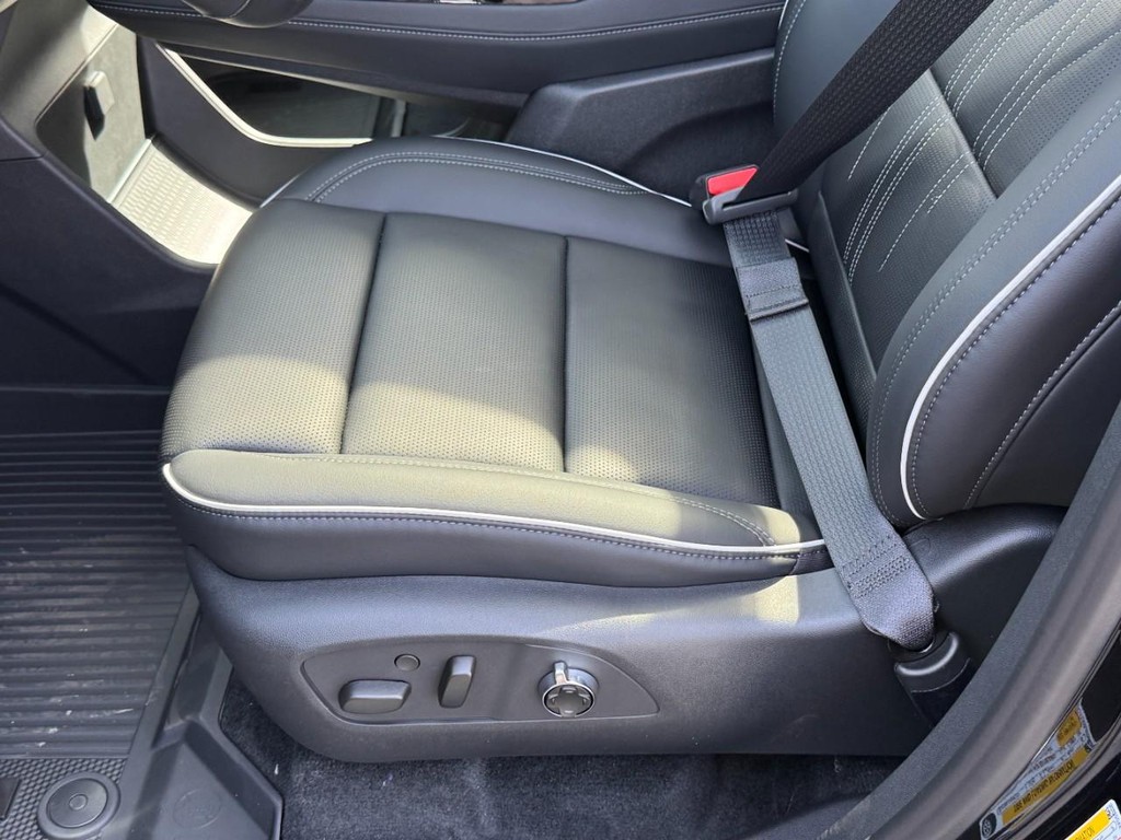 Buick Enclave Vehicle Image 15