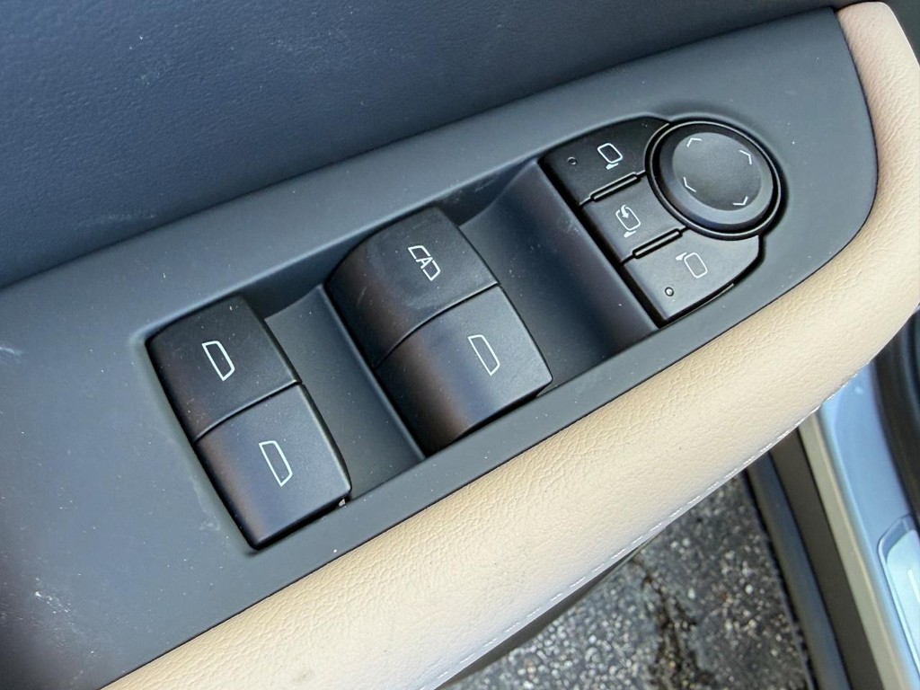 Buick Enclave Vehicle Image 11