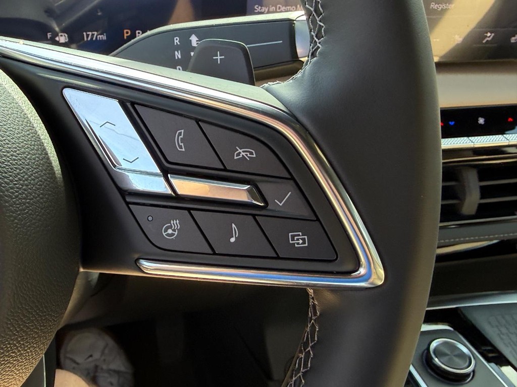 Buick Enclave Vehicle Image 15