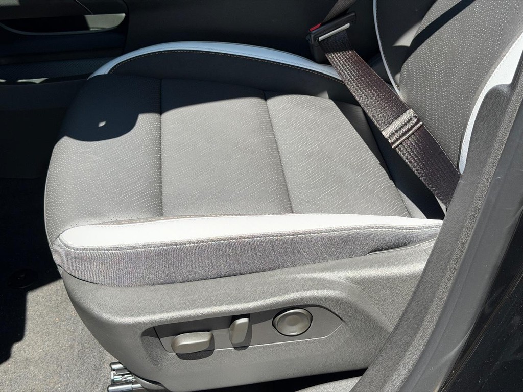 Buick Envision Vehicle Image 16