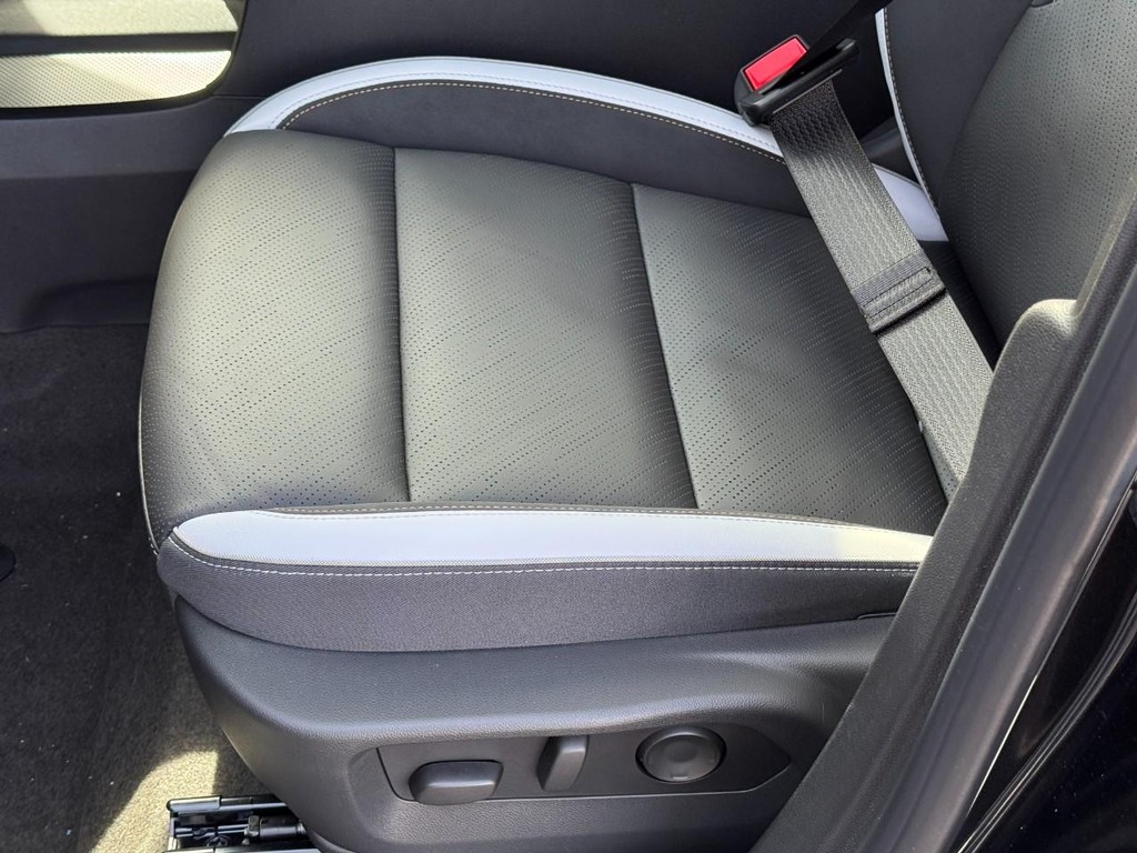 Buick Envision Vehicle Image 14